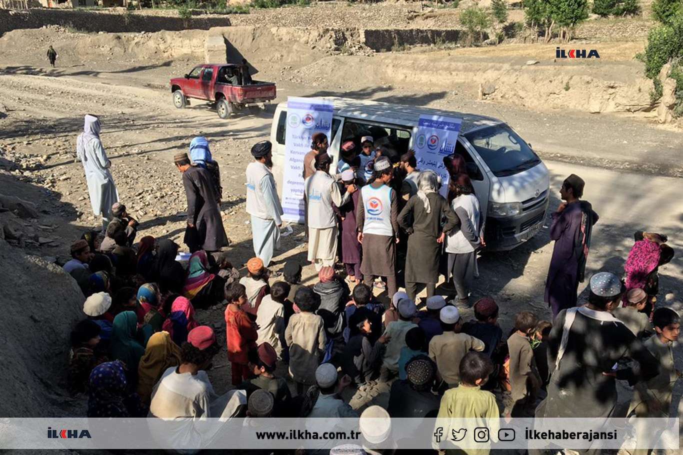 وقف الأيتام ووقف قافلة الأمل يقومان بتوزيع وجبات ساخنة على ضحايا الزلزال الأفغاني